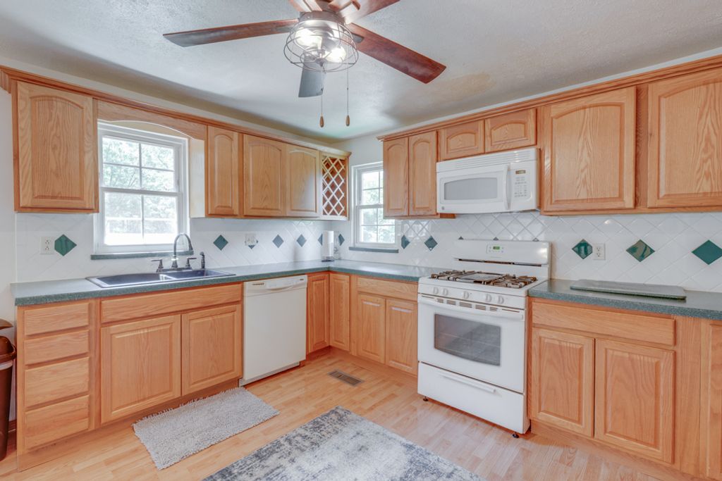 Image 23 of property listing at 8841 N Triton Lane, Mt Vernon, IL 62864