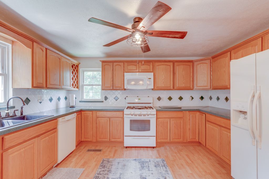 Image 24 of property listing at 8841 N Triton Lane, Mt Vernon, IL 62864