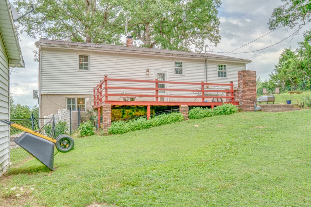 Image 5 of property listing at 8841 N Triton Lane, Mt Vernon, IL 62864