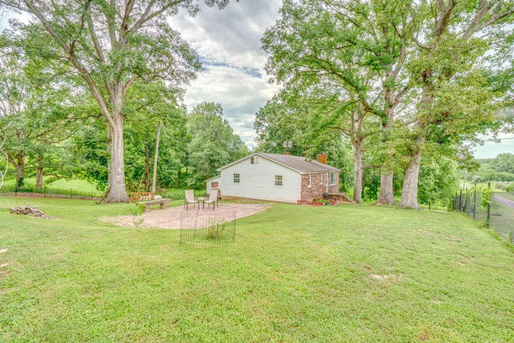 Image 6 of property listing at 8841 N Triton Lane, Mt Vernon, IL 62864