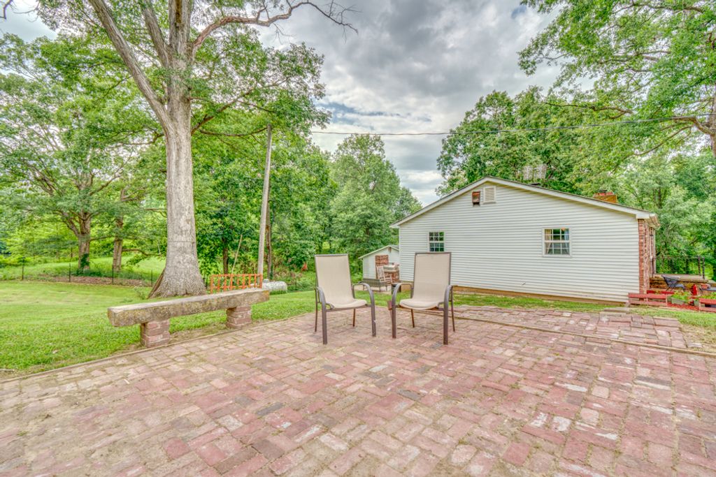 Image 7 of property listing at 8841 N Triton Lane, Mt Vernon, IL 62864