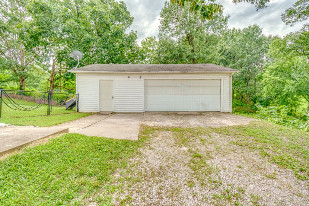 Image 8 of property listing at 8841 N Triton Lane, Mt Vernon, IL 62864