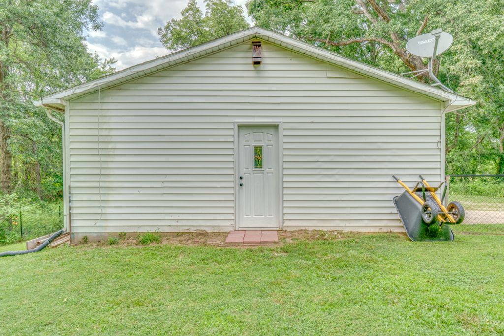 Image 9 of property listing at 8841 N Triton Lane, Mt Vernon, IL 62864