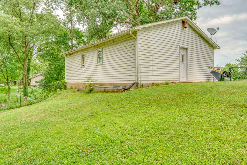 Image 10 of property listing at 8841 N Triton Lane, Mt Vernon, IL 62864