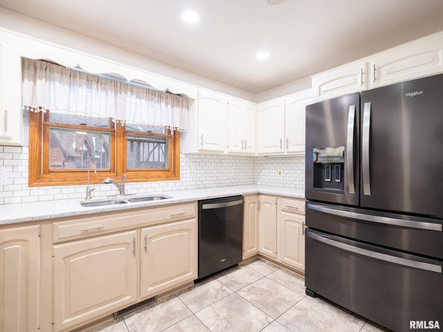 221 WARRIOR Way, Germantown Hills, IL 61528