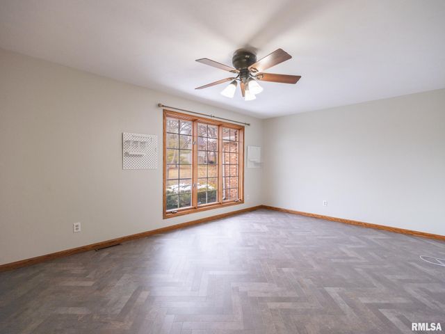 221 WARRIOR Way, Germantown Hills, IL 61528