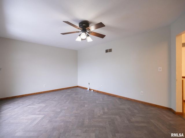 221 WARRIOR Way, Germantown Hills, IL 61528