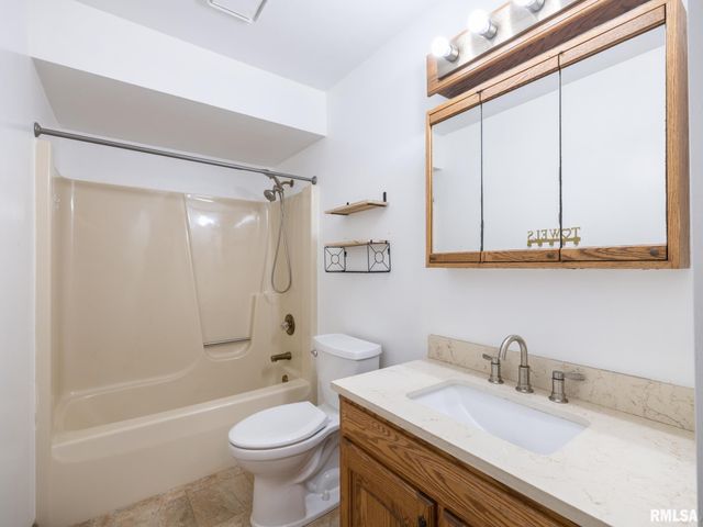 221 WARRIOR Way, Germantown Hills, IL 61528