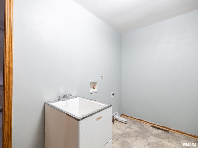 221 WARRIOR Way, Germantown Hills, IL 61528