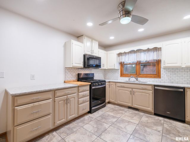 221 WARRIOR Way, Germantown Hills, IL 61528