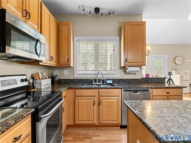 1312 Hawkins Wood Cir, Midlothian, VA 23114
