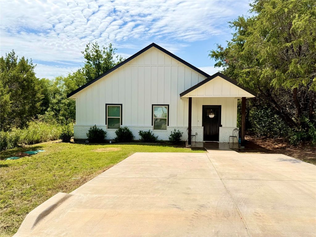 819 Arkansas River Drive, Granbury, TX 76048