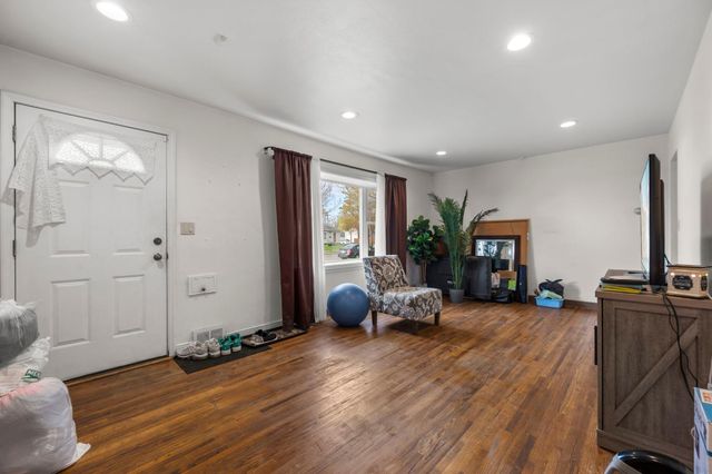 1675 Iowa Avenue E, Saint Paul, MN 55106