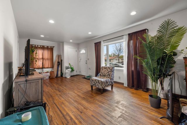 1675 Iowa Avenue E, Saint Paul, MN 55106