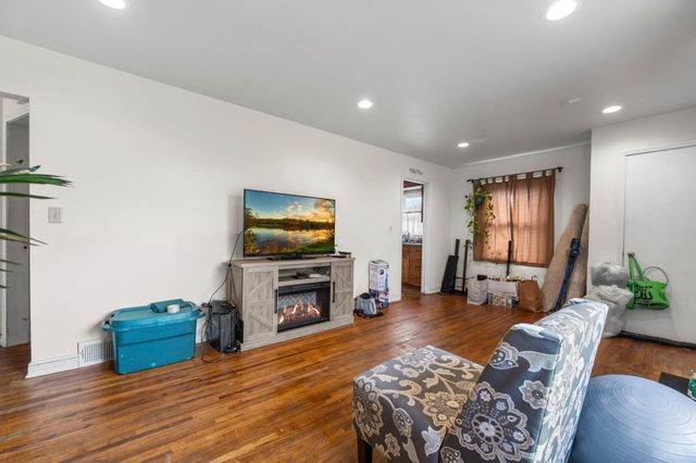 1675 Iowa Avenue E, Saint Paul, MN 55106