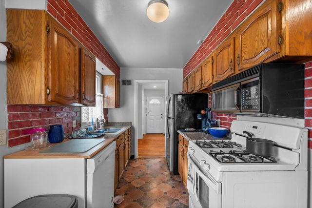 1675 Iowa Avenue E, Saint Paul, MN 55106
