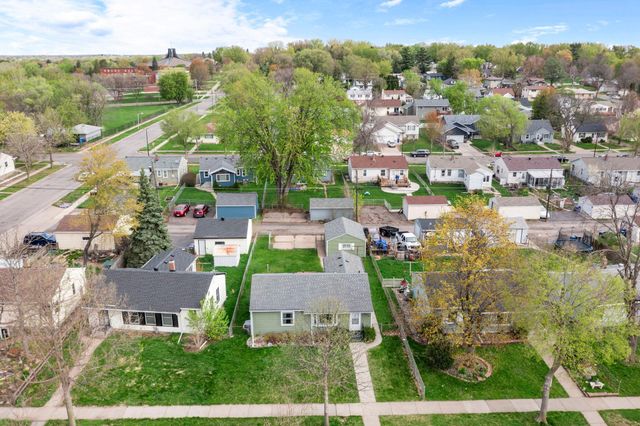 1675 Iowa Avenue E, Saint Paul, MN 55106