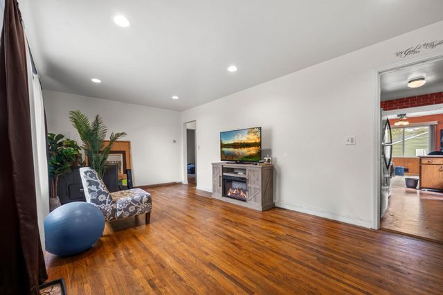 1675 Iowa Avenue E, Saint Paul, MN 55106