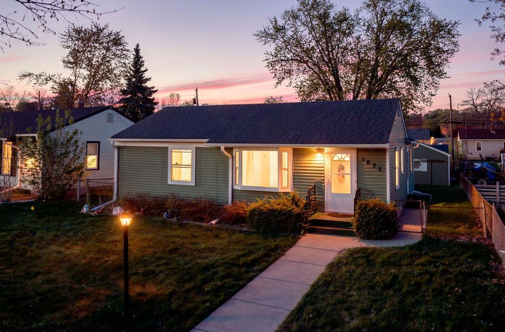 1675 Iowa Avenue E, Saint Paul, MN 55106