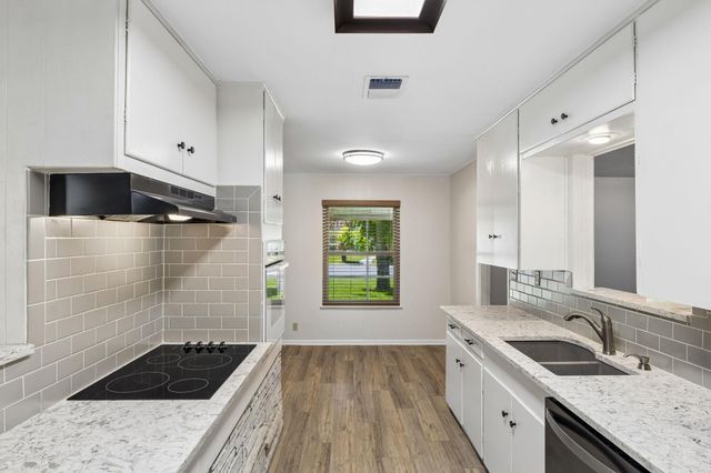 811 Nixon ST, Lockhart, TX 78644