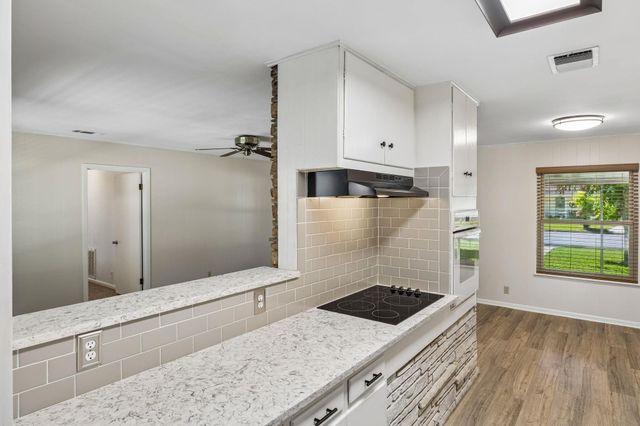 811 Nixon ST, Lockhart, TX 78644