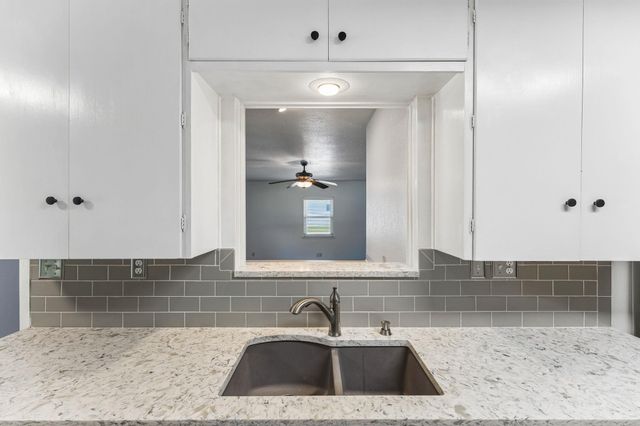 811 Nixon ST, Lockhart, TX 78644