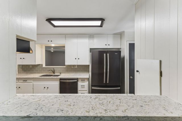 811 Nixon ST, Lockhart, TX 78644