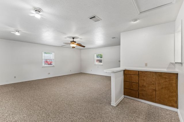 811 Nixon ST, Lockhart, TX 78644
