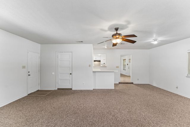 811 Nixon ST, Lockhart, TX 78644