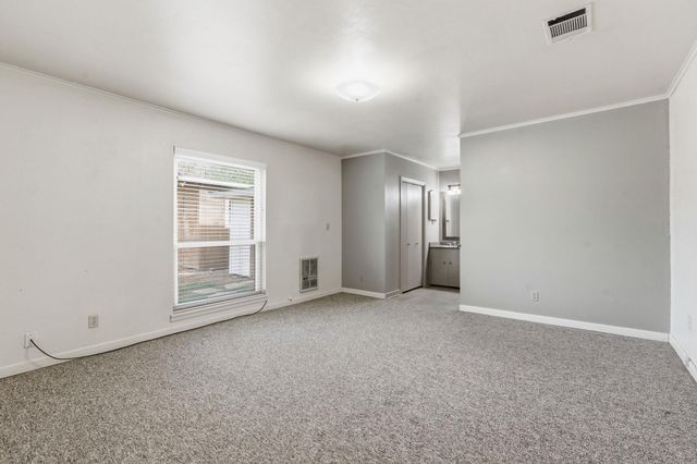 811 Nixon ST, Lockhart, TX 78644