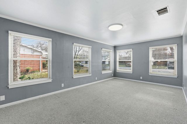 811 Nixon ST, Lockhart, TX 78644