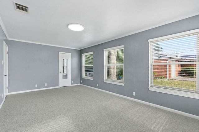 811 Nixon ST, Lockhart, TX 78644