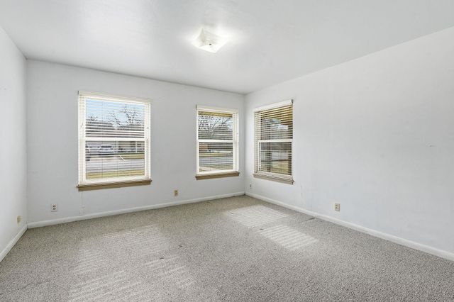 811 Nixon ST, Lockhart, TX 78644