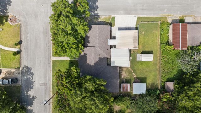 811 Nixon ST, Lockhart, TX 78644