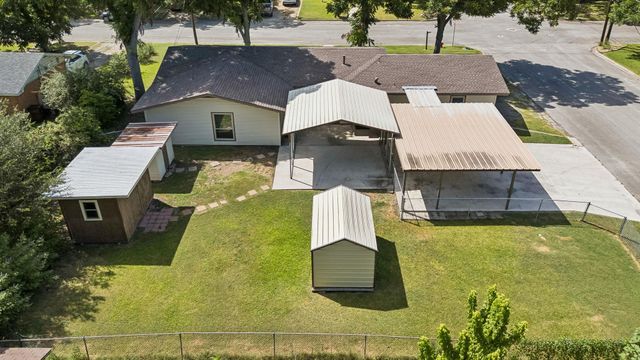 811 Nixon ST, Lockhart, TX 78644