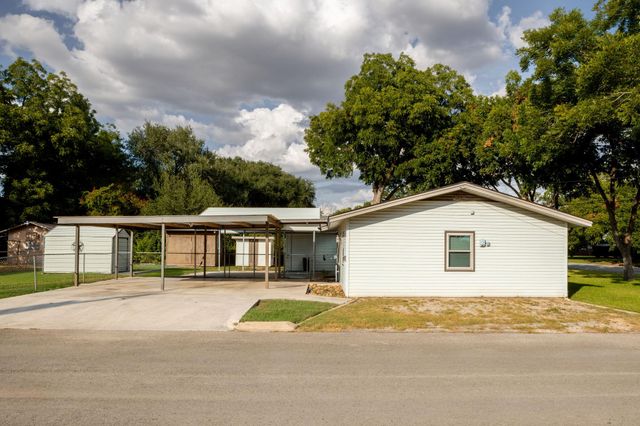 811 Nixon ST, Lockhart, TX 78644
