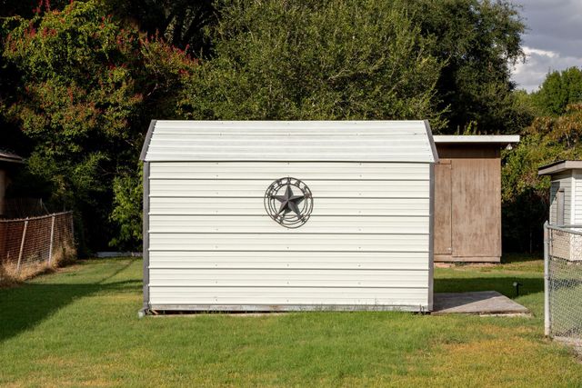 811 Nixon ST, Lockhart, TX 78644