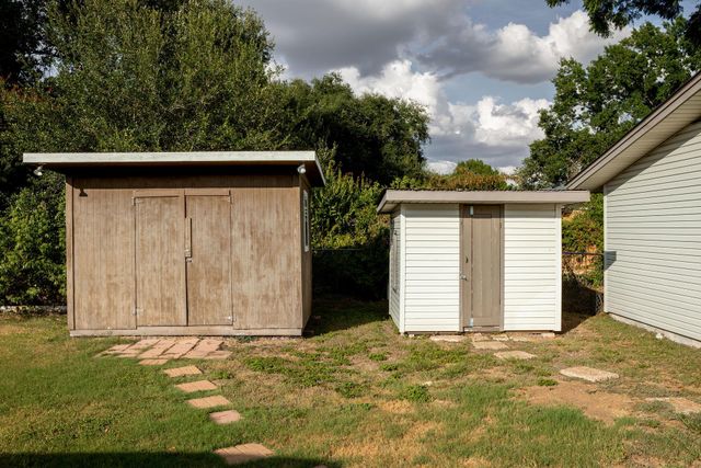811 Nixon ST, Lockhart, TX 78644