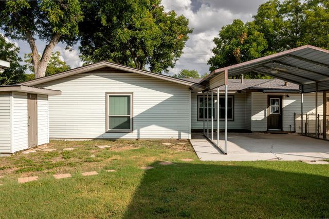 811 Nixon ST, Lockhart, TX 78644