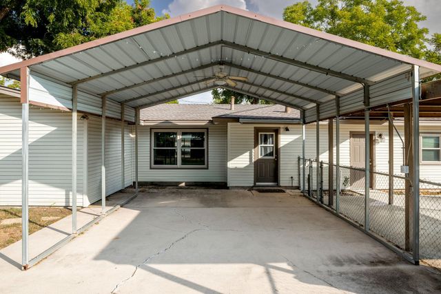 811 Nixon ST, Lockhart, TX 78644