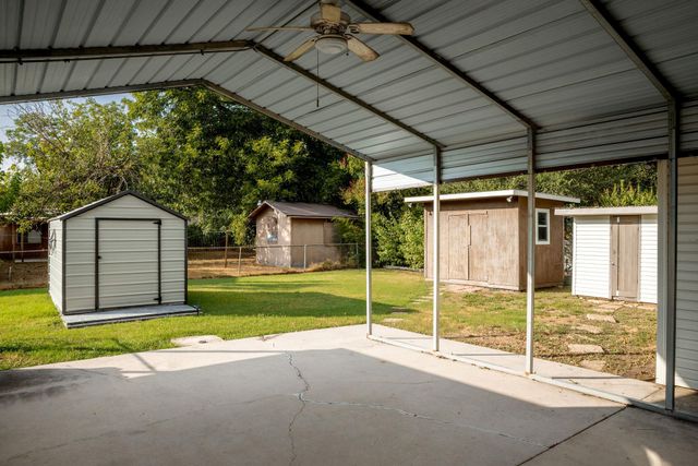 811 Nixon ST, Lockhart, TX 78644