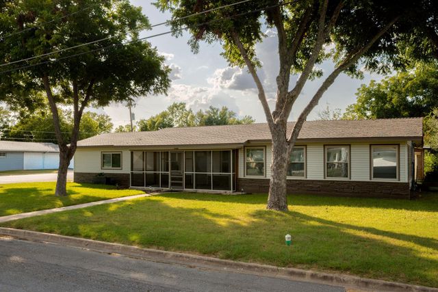 811 Nixon ST, Lockhart, TX 78644