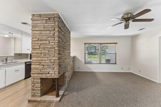 811 Nixon ST, Lockhart, TX 78644