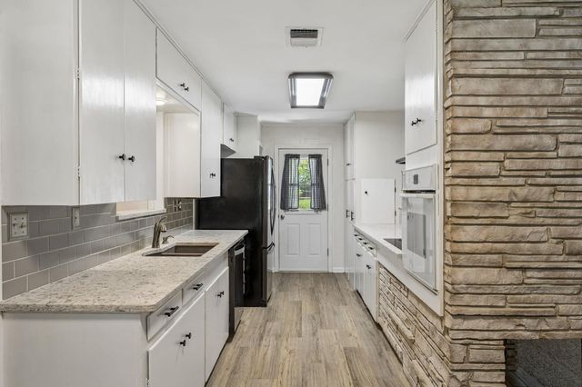 811 Nixon ST, Lockhart, TX 78644