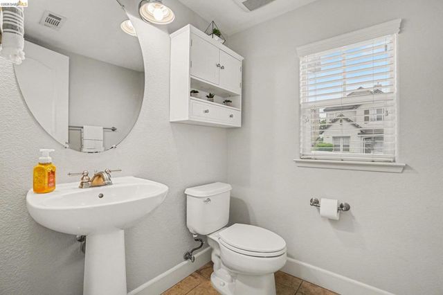 241 Yellow Rose Cir, Oakley, CA 94561