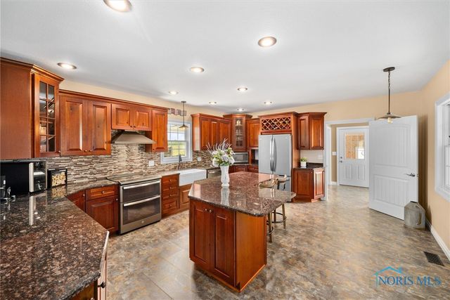 1548 County Road 128, Fremont, OH 43420