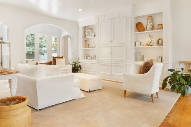 5352 N CLOVER DR, Memphis, TN 38120