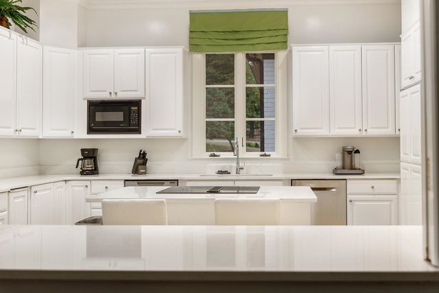 5352 N CLOVER DR, Memphis, TN 38120