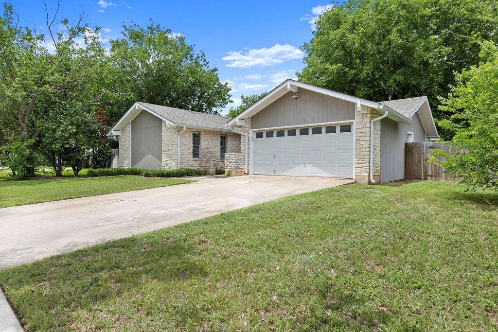 618 Buckskin DR, Round Rock, TX 78681