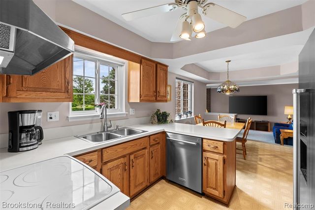 2002 Hempstead Drive, Troy, MI 48083